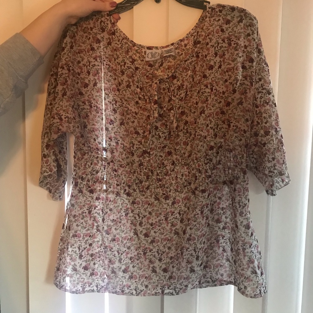 Floral 3/4 sleeve blouse.